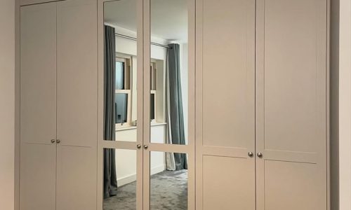Shaker Cashmere Plain Mirror 6 Four Panel Contemporary Shaker Hinged Doors with Metropolis Knobs